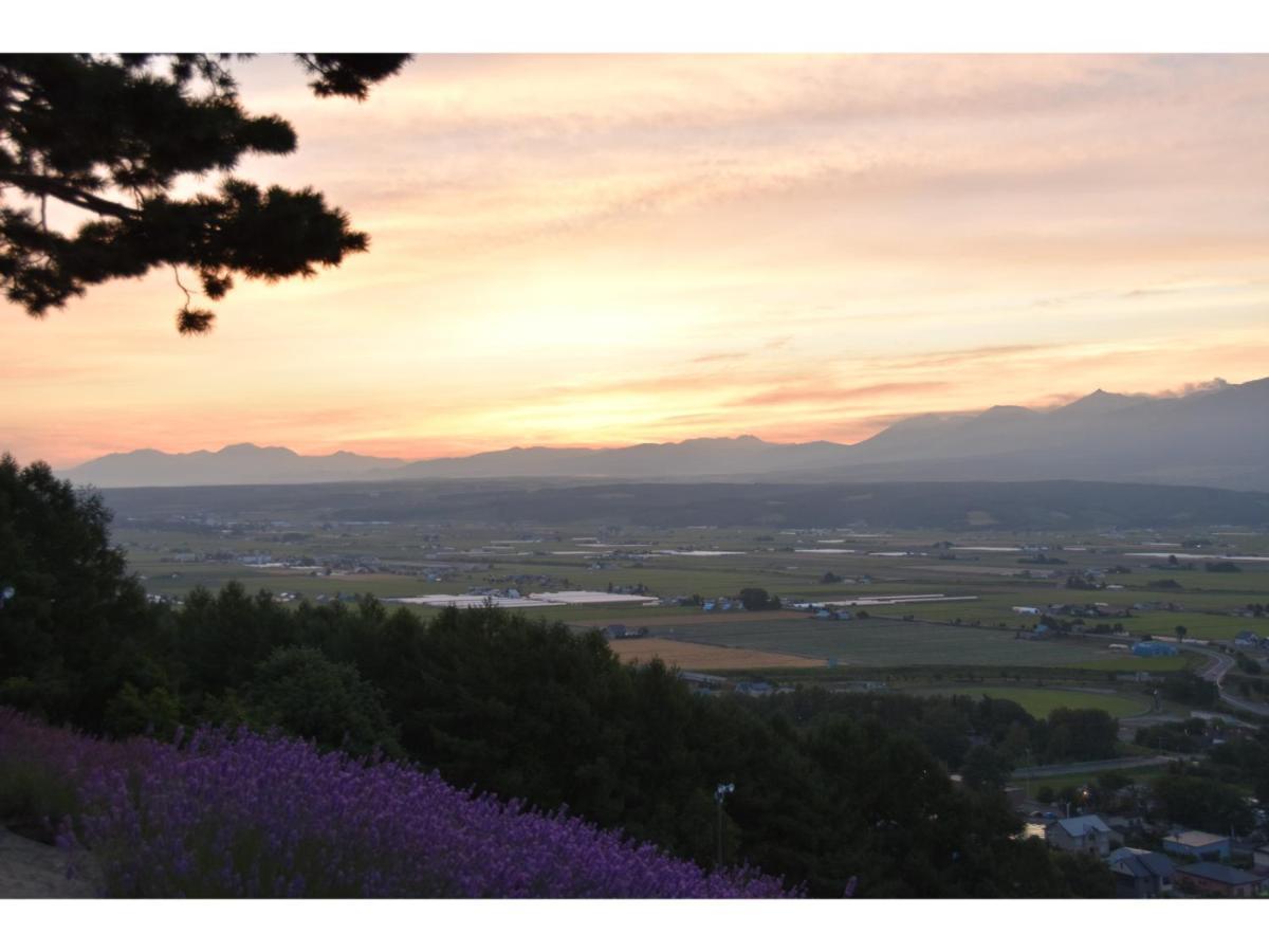 Hotel Hanafuji Inn Nakafurano Esterno foto