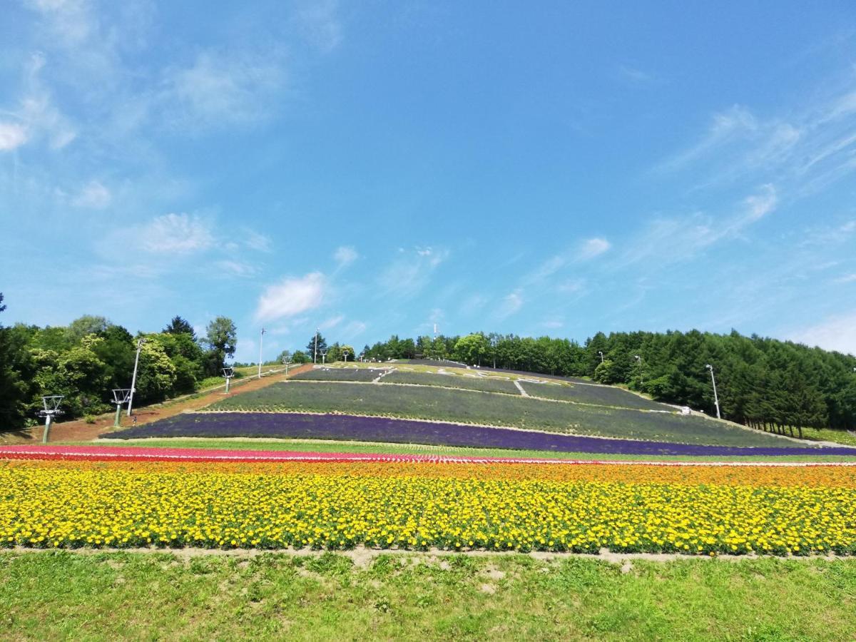 Hotel Hanafuji Inn Nakafurano Esterno foto